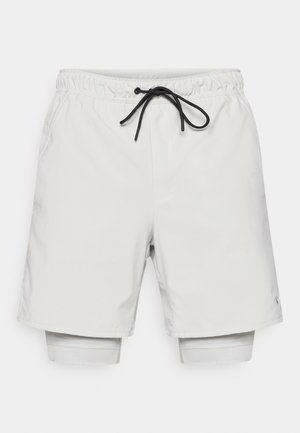 Pantalones cortos deportivos de color gris claro con cintura elástica, cordón negro y forro incorporado. Tejido suave con bolsillos laterales.