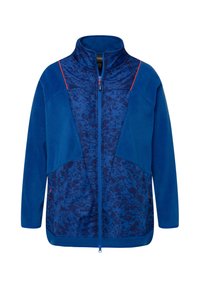 Veste en polaire bleue avec un col montant, fermeture éclair à l'avant, texture contrastante et accents rouges sur les coutures et les poches.