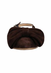 Scarpa piatta in suede marrone con un dettaglio di fiocco arricciato sul davanti, dotata di una fascia per la caviglia e una suola liscia. Design semplice ed elegante.