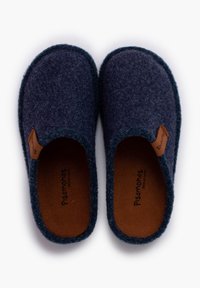 Granatowe filcowe kapcie z okrągłym noskiem, teksturowanym wykończeniem, brązową skórzaną metką marki oraz miękką podszewką. Baliwony na stopę.