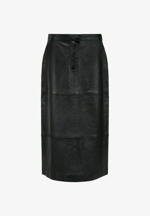 Czarna skórzana spódnica do kolan z wysokim stanem, widocznymi przeszyciami i ukrytym zapięciem z przodu.