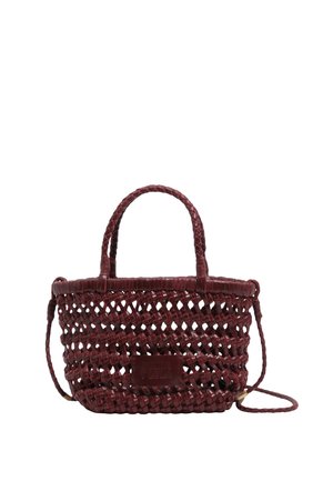 Bolso pequeño tejido de color rojo oscuro con dos asas cortas trenzadas y una correa larga desmontable, con un parche rectangular de la marca en la parte frontal.
