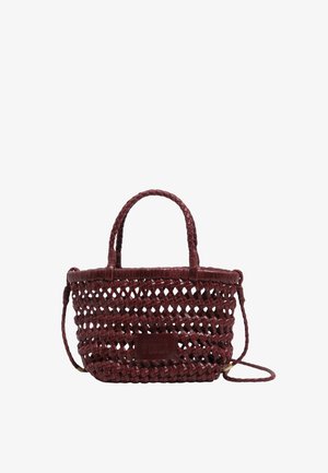 Bolso pequeño tejido de color rojo oscuro con dos asas cortas trenzadas y una correa larga desmontable, con un parche rectangular de la marca en la parte frontal.