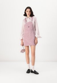 Tommy Jeans DUNGAREE DRESS  - Rochie de zi - valley grape