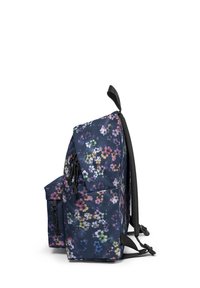 Ryggsäck med ett marinblått blommönster, har ett huvudfack, en framficka och justerbara svarta remmar. Materialet verkar lättviktigt.