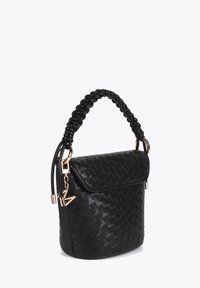 Svart flätat läderhandväska med ett flätat handtag, detaljer i guld och ett klaffstängning. Kompakt rektangulär form, slät yta.