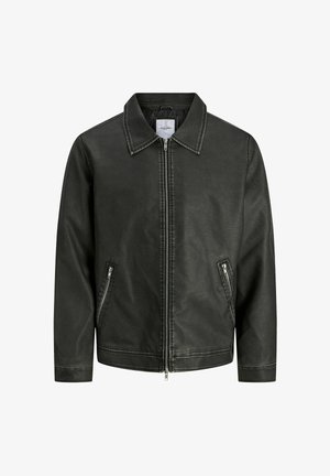 Crna kožna jakna s ovratnikom, prednjim zatvaračem na patent i dva bočna džepa na patent. Teksturirani završetak s kontrastnim šavovima.