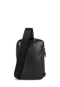 Borsa a tracolla in pelle nera con superficie testurizzata, cinturino regolabile con marchio impresso e chiusura con zip sul lato.
