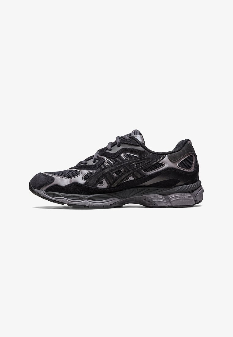 Baskets de sport noires et gris foncé avec panneaux en mesh et en suède, coutures détaillées et semelle épaisse amortissante, vues de côté.