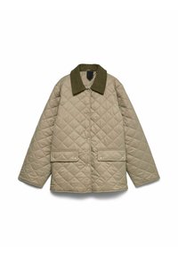 Veste matelassée beige avec un col en velours côtelé vert foncé, manches longues et deux poches à rabat à l'avant, caractérisée par une coupe décontractée et des fermetures à pression.