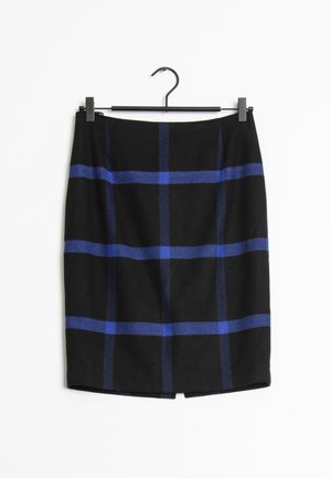 Zwarte rok met blauw geruit patroon, hangend aan een zwarte hanger tegen een witte achtergrond.