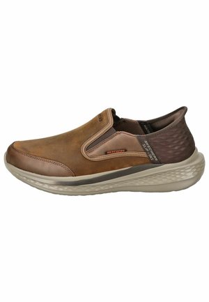 Schlupfschuhe aus braunem Leder mit einer strukturierten Blende, gummierter Sohle und elastischen seitlichen Akzenten für ein einfaches Anziehen.