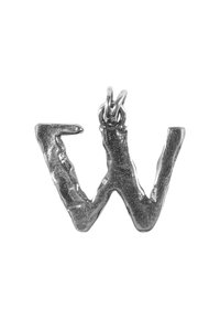 Silverhänge i form av bokstaven "W" med en texturerad och ojämn yta. Har en liten ögla på toppen för fäste.