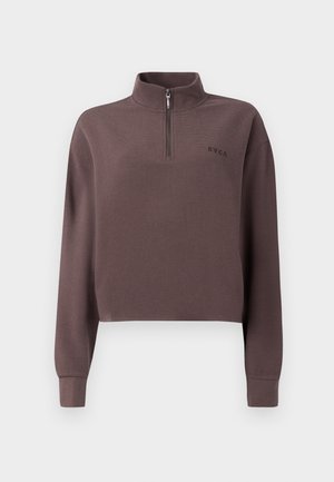 Kuttet, langermet genser i mørk mauve ribbetrikot med hel glidelås og en liten merkevarelogo på brystet. Myk tekstur.