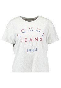 Jasnoszary t-shirt z krótkim rękawem z napisem "Tommy Jeans Since 1985" w czerwonych, białych i niebieskich literach na przodzie.