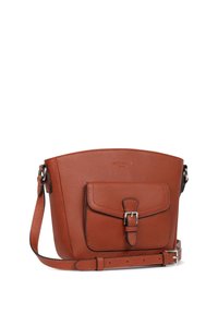 Borsa a mano in pelle marrone con design curvo, tracolla singola regolabile e tasca frontale chiusa da una fibbia metallica. Superficie testurizzata.