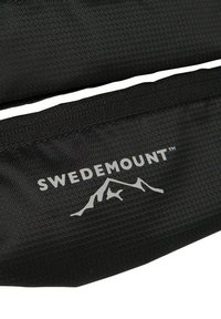 Musta pehmustettu laukku, jossa on teksturoitu pinta, ja siinä on valkoinen logo, joka sisältää vuori grafiikkaa ja tekstin "SWEDEMOUNT™."