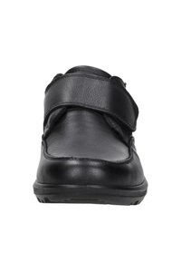 Zwarte leren schoen met een brede teenbox, verstelbare haak-en-lussluiting en een gestructureerd oppervlak. Vlakke rubberen zool voor stabiliteit en ondersteuning.