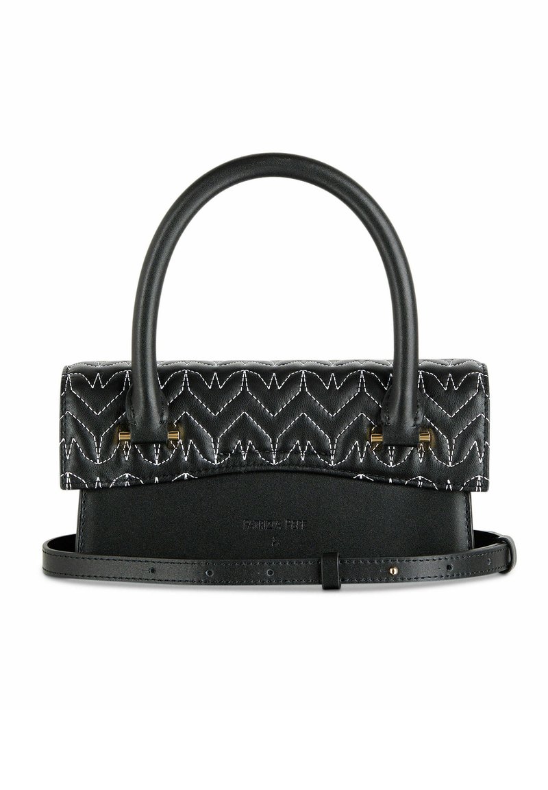 Czarna skórzana torebka z pikowanym wzorem i białymi szwami, okrągłym uchwytem u góry oraz regulowanym paskiem na ramię.