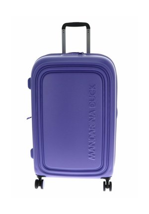Valise rigide violette avec une finition lisse, arborant un logo texturé, une poignée télescopique et quatre roues noires pour la mobilité.
