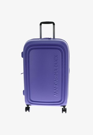 Valise rigide violette avec une finition lisse, arborant un logo texturé, une poignée télescopique et quatre roues noires pour la mobilité.