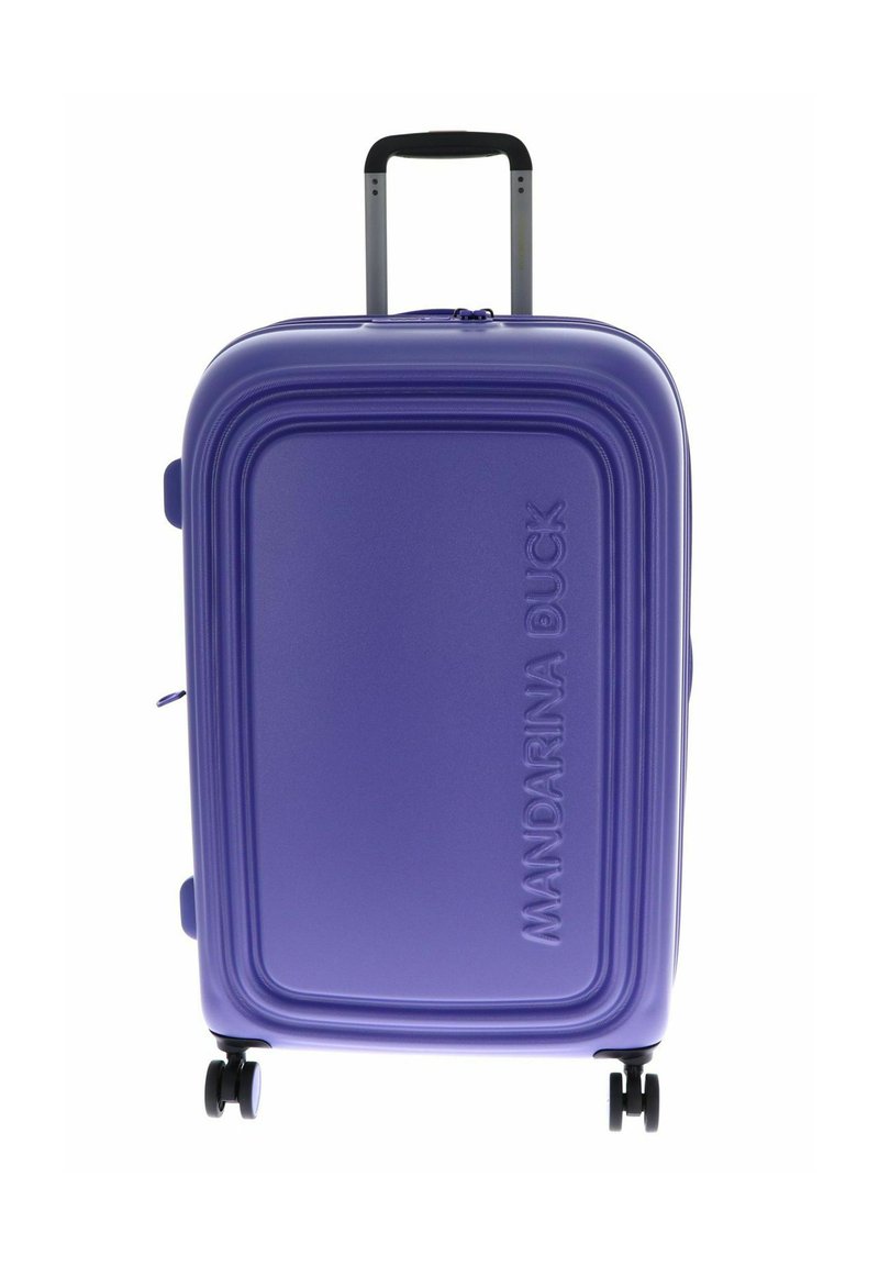 Valise rigide violette avec une finition lisse, arborant un logo texturé, une poignée télescopique et quatre roues noires pour la mobilité.