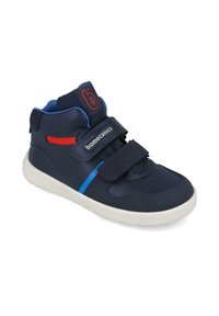 Zapatillas altas de Navy, hechas de material sintético, con acentos en azul y rojo, dos correas de velcro y detalle de puntera perforada.