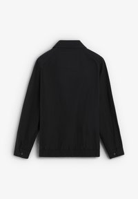 Chaqueta negra con cuello, cintura elástica y mangas largas. Tela suave sin patrones visibles ni detalles metálicos.