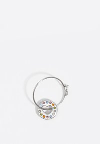 Pendiente de aro de plata con un colgante circular que presenta piedras multicolores dispuestas alrededor de un recorte en forma de corazón en el centro.