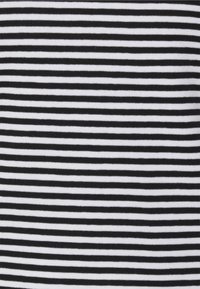 Svart och vit randig tyg med en ribbad textur, som har jämnt fördelade ränder av olika bredder.