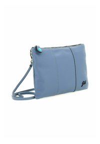 Borsa a tracolla blu in pelle con superficie testurizzata, chiusura con zip, tracolla regolabile e logo prominente in nero. Presenta un accento a bottone blu.