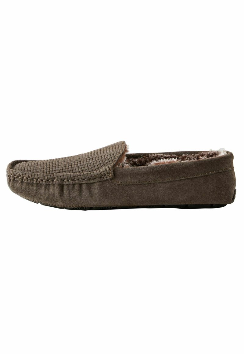 Brune ruskinds slippers med vævet tekstur på overdelen, blødt kunstigt pelsfor og en flad gummisål for greb og komfort.