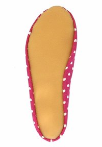 Rosa Stoffeinlage mit weißem Herzmuster, ausgestattet mit einer gepolsterten hellbraunen Unterseite und abgerundeten Kanten für zusätzlichen Komfort.