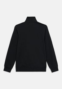 Μαύρο πουλόβερ με ψηλό γιακά και μακριά μανίκια. Κατασκευασμένο από λείο, απαλό υλικό. Διαθέτει ριμπ μανσέτες και τελείωμα για άνετη εφαρμογή.