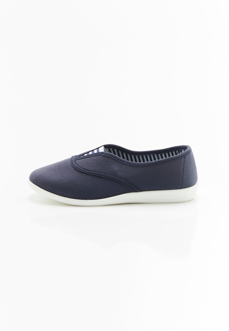 Scarpe slip-on in tela blu navy con punta arrotondata, dettagli elastici e suola in gomma bianca. L'interno presenta un motivo a strisce blu navy e bianche.