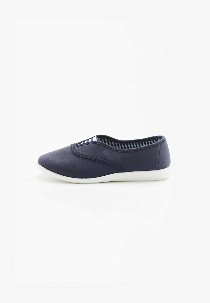 Scarpe slip-on in tela blu navy con punta arrotondata, dettagli elastici e suola in gomma bianca. L'interno presenta un motivo a strisce blu navy e bianche.