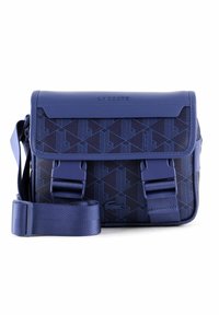 Borsa a tracolla blu Lacoste con motivo geometrico, tracolla regolabile, due chiusure a fibbia frontali e nome del marchio impresso sulla patta.