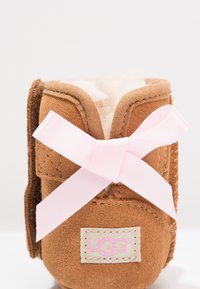 UGG JESSE BOW II - Kruipschoentjes - chestnut