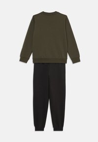 Ensemble de vêtements d'intérieur en coton comprenant un haut à manches longues vert olive foncé et un pantalon de jogging noir, avec des poignets côtelés et une coupe décontractée.