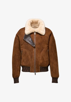 Braune Wildlederjacke mit einem cremefarbenen Lammfellkragen, Reißverschluss vorne, zwei Seitentaschen sowie gerippten Bündchen und Saum. Auffällige Lederakzente am Kragen.