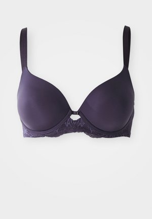 Bra imbottito viola con un tessuto liscio, dettagli in pizzo sulla fascia e spalline regolabili. Presenta un piccolo dettaglio decorativo in metallo al centro.