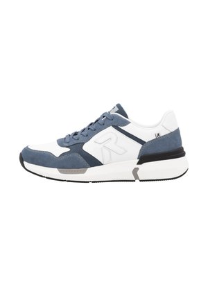 Sneaker pour homme avec un schéma de couleurs blanc et bleu marine, en matériaux en suède et synthétiques, avec des accents texturés et une semelle rembourrée.