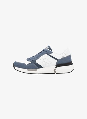 Herren Sneaker in Weiß und Marineblau, aus Wildleder und synthetischen Materialien, mit strukturierten Akzenten und einer gepolsterten Sohle.