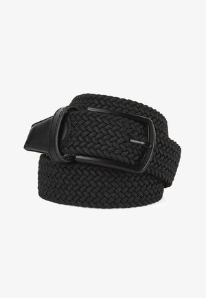 Cinturón trenzado negro con una textura tejida y una hebilla de metal negro mate. El detalle en cuero cerca de la hebilla mejora la durabilidad y el estilo.