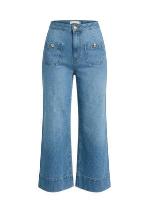Pantalon large en denim bleu taille haute avec fermeture à boutons sur le devant et deux poches plaquées avant avec boutons.