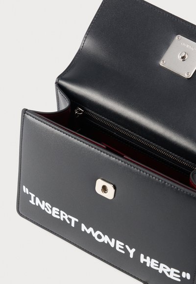 Μαύρο δερμάτινο πορτοφόλι με ασημένιο κούμπωμα, ανοιχτό για να δείχνει το εσωτερικό διαμέρισμα με φερμουάρ, μπροστά τυπωμένο με λευκό κείμενο "ΒΑΛΕ ΧΡΗΜΑ ΕΔΩ".