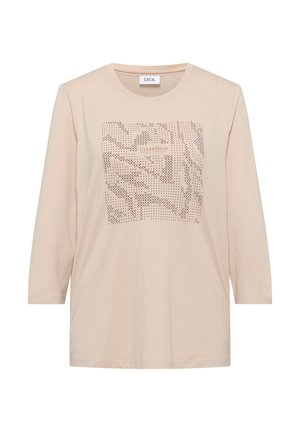 Lichtroze langemouwen shirt met een ronde hals, voorzien van een textuurdesign met vierkantjes en kleine ronde metallieke accenten. Merktag bij de halslijn.
