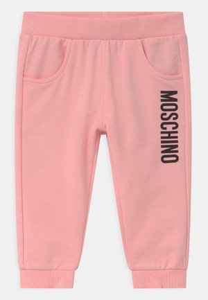 Pantalones de chándal rosa para niño pequeño con cintura y puños elásticos, dos bolsillos delanteros y logo vertical negro MOSCHINO en la pierna izquierda.