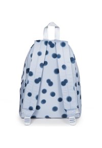 Zaino blu chiaro con grandi pois blu scuri, caratterizzato da pieghe verticali, spallacci regolabili e una maniglia superiore per il trasporto.