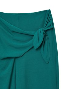 Tissu teal à texture douce, avec un accent de nœud noué à la taille et un design drapé. Fermeture éclair sur le côté.